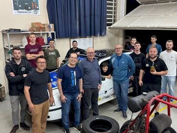 Acadêmicos de engenharias da URI têm encontro com piloto Juliano Sartori