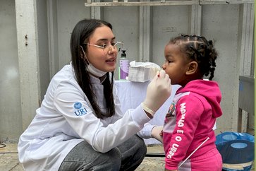 Ensino Odontologia da URI orienta crianças para escovação dental correta na empresa Comil