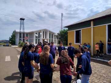 Alunos participam de palestra do Projeto Semear sobre prevenção e cidadania