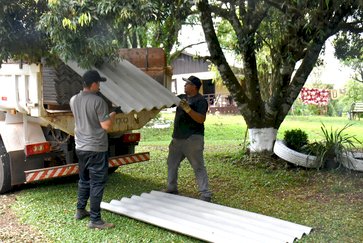 Município inicia entrega de telhas às famílias do  interior atingidas pela tempestade de granizo