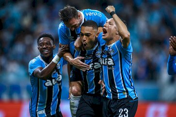 Grêmio faz 3 a 2 no Palmeiras e garante permanência na Série A do Brasileirão