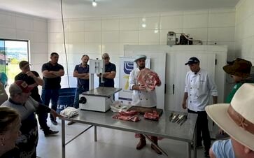Carne ovina: cortes diferenciados e produção artesanal de linguiças são demonstrados em Faxinalzinho