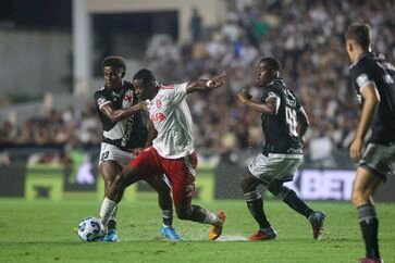 Em goleada fora de casa, Inter perde de 5 a 1 para o Vasco da Gama no Brasileirão