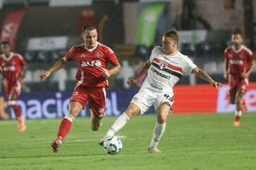 Inter perde de 3 a 0 para o São Paulo e complica fuga do rebaixamento no Brasileirão