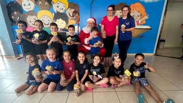 Papai Noel leva magia natalina às escolas de Ipiranga do Sul