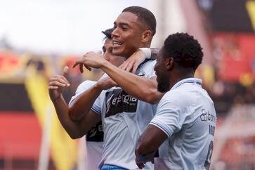 Grêmio encerra o Brasileirão com goleada de 4 a 0 sobre o Sport e garante vaga na Copa Sul-Americana
