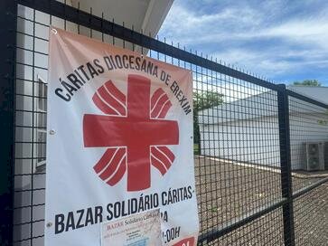Cáritas Diocesana promove bazar solidário com roupas importadas e novas