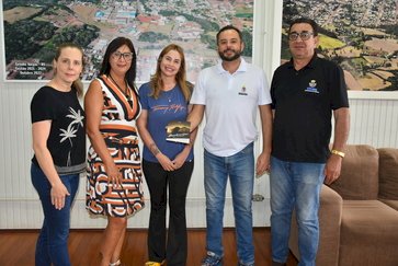 Autora Alana Guadagnin apresenta livro “Lembranças” em visita de cortesia à Administração Municipal de Getúlio Vargas