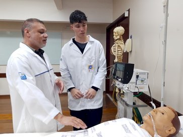 Curso Técnico em Enfermagem na Escola HC inicia turmas diurna e noturna em fevereiro de 2026