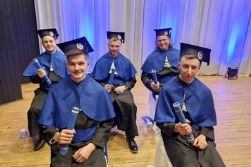 Novos engenheiros mecânicos colam grau