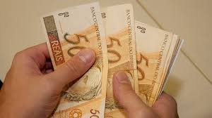 Salário mínimo de R$ 1.621 começa a ser pago aos trabalhadores brasileiros