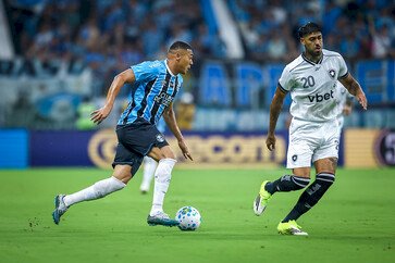 Com três gols de Carlos Vinícius, Grêmio vence o Botafogo por 5 a 3 pelo Brasileirão