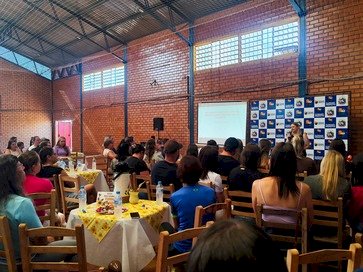 Girassol como símbolo de união e crescimento marca reunião de pais na Escola Municipal Floriano Peixoto