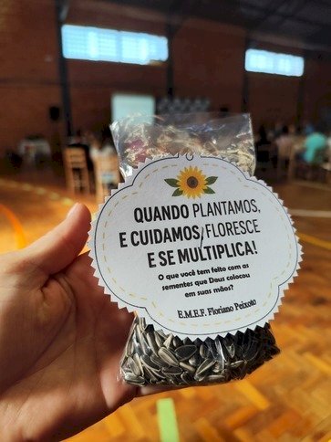 Girassol como símbolo de união e crescimento marca reunião de pais na Escola Municipal Floriano Peixoto