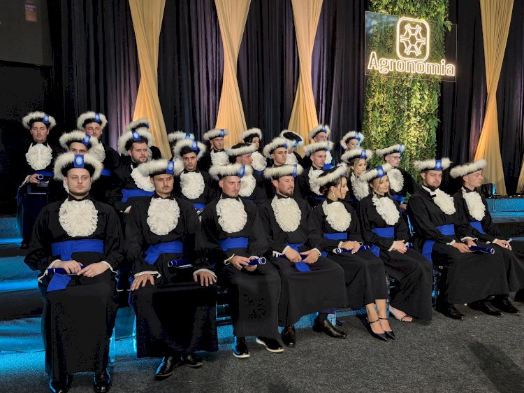 Acadêmicos da 15ª turma de Agronomia da URI colam grau