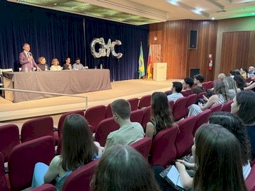 Cerimônia na AMRIGS marca início da jornada dos novos médicos residentes do Grupo Hospitalar Conceição