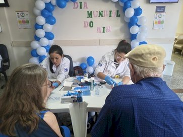 Equipe do Hospital de Clínicas promove ação de orientação sobre a saúde dos rins