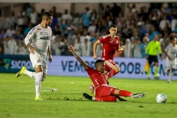 Fora de casa, contra o Santos, Inter consegue a primeira vitória no Brasileirão, por 2 a 1