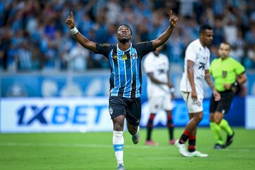 Em noite de grave lesão de Marlon, Grêmio bate o Vitória por 2 a 0 pelo Campeonato Brasileiro