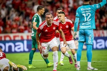 Inter bate a Chapecoense por 2 a 0 e sai da zona de rebaixamento do Brasileirão