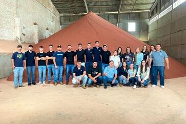 Acadêmicos de Agronomia realizam visita técnica à unidade industrial da Adubos Coxilha
