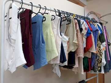 Cáritas promove bazar solidário com roupas novas e peças vindas da Alemanha