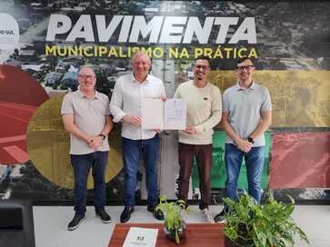 Prefeito Jair Ostrowski firma convênio na Sedur para obra de pavimentação em Floriano Peixoto