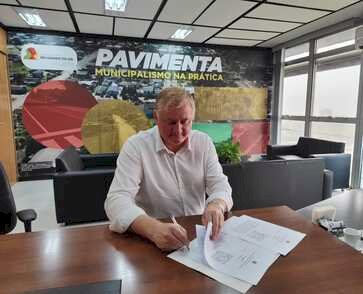 Prefeito Jair Ostrowski firma convênio na Sedur para obra de pavimentação em Floriano Peixoto