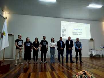 Formatura marca conclusão do curso de  Costura Industrial Básica em Getúlio Vargas