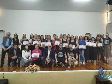 Formatura marca conclusão do curso de  Costura Industrial Básica em Getúlio Vargas