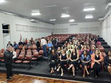 Formatura marca conclusão do curso de  Costura Industrial Básica em Getúlio Vargas