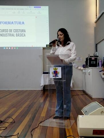 Formatura marca conclusão do curso de  Costura Industrial Básica em Getúlio Vargas