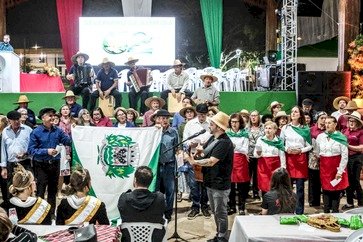 Público lota Praça para lançamento de filme e Noite do Filó em Severiano de Almeida
