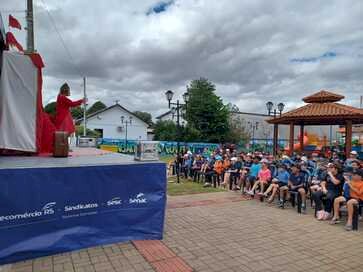 RecreArte encanta público com novas atrações na carreta-palco do Sesc-RS em Ipiranga do Sul.