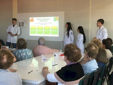 Alunas da Universidade sem Limites da URI participam de atividade sobre Nutrição Comportamental