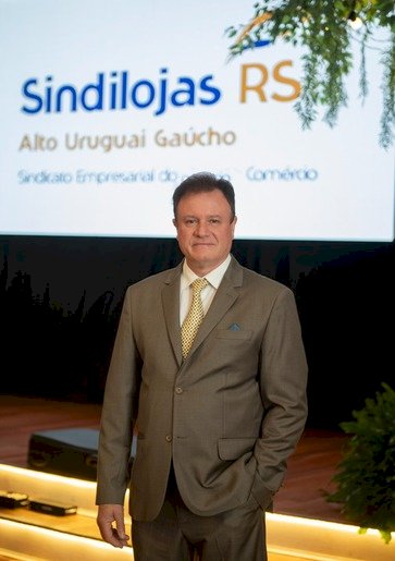 Sindilojas Alto Uruguai empossa nova diretoria e destaca  união do setor em solenidade com lideranças estaduais