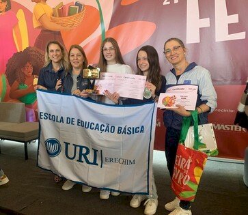 Alunas da Escola da URI brilham no Concurso de Poesias da 27ª Feira do Livro de Erechim