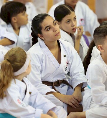 Aluna da Escola de Educação Básica da URI participa de imersão com mestres internacionais no Brasileiro de Karatê