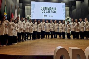Curso de Odontologia da URI abre ciclo de entrega de jalecos acolhendo novos alunos