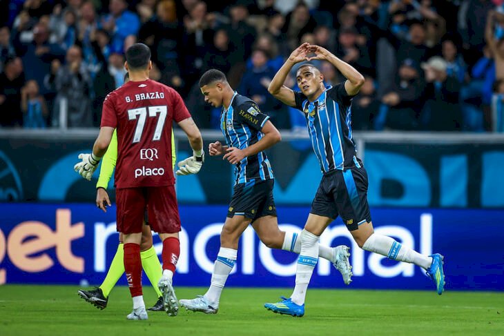 Carlos Vinícius e Tetê marcam para o Grêmio vencer de virada o Santos pelo Brasileirão
