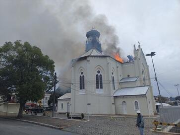 Dom Adimir manifesta solidariedade após incêndio em igreja de Flores da Cunha