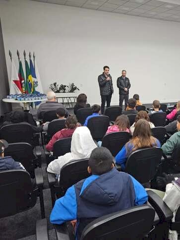 Secretaria de Educação e Sicredi promovem atividade sobre Educação Fiscal e Financeira para estudantes dos 5º anos
