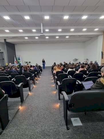 Secretaria de Educação e Sicredi promovem atividade sobre Educação Fiscal e Financeira para estudantes dos 5º anos