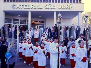 Diocese de Erexim celebra Corpus Christi com missas, procissões, tapetes e gesto concreto de solidariedade