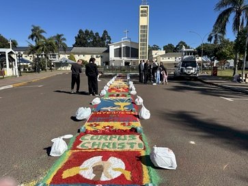 Diocese de Erexim celebra Corpus Christi com missas, procissões, tapetes e gesto concreto de solidariedade