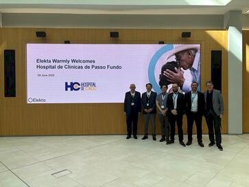 Equipe do Hospital de Clínicas destaca tecnologia e inovação em visita técnica à produção de aceleradores lineares