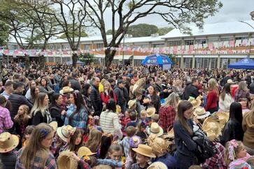 Festa Junina da Escola da URI reúne cerca de 4 mil pessoas em tarde de integração e cultura