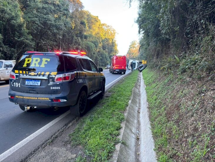 Colisão entre carro e caminhão causa a morte de uma pessoa na BR-153 em Erechim