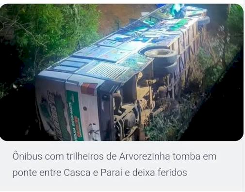 Ônibus com trilheiros cai de ponte na RS-324