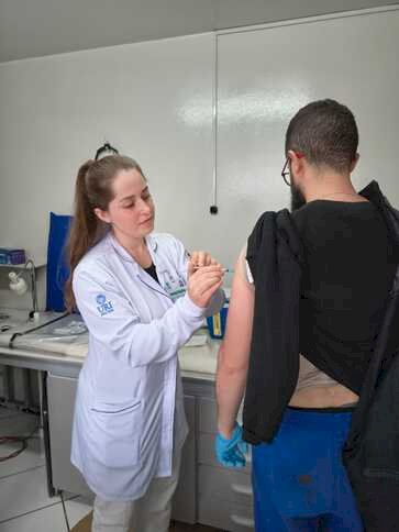 Curso de Enfermagem da URI promove campanha de vacinação contra a influenza em empresas